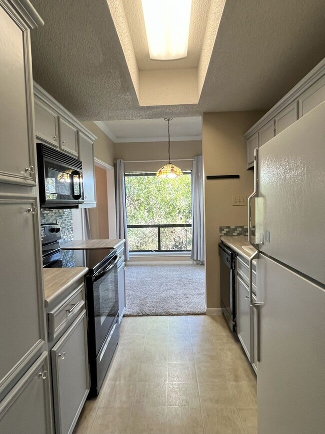 Building Photo - Wonderful 2/2 in Perfect Far West Location