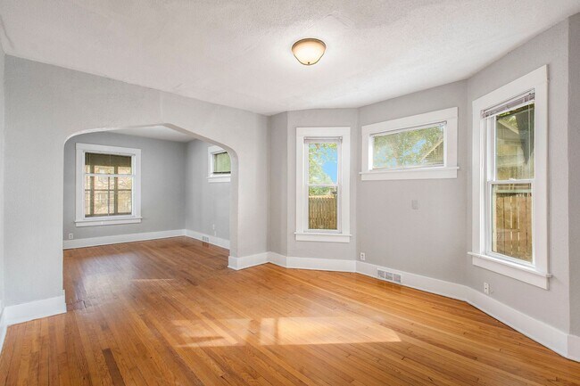 Building Photo - 3 bed/1.5 Bath Single Family Home