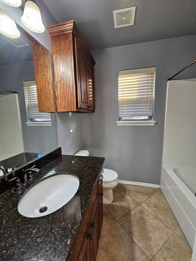 Building Photo - (4) Bed/(2) Bath in Winfield Addition OKC!