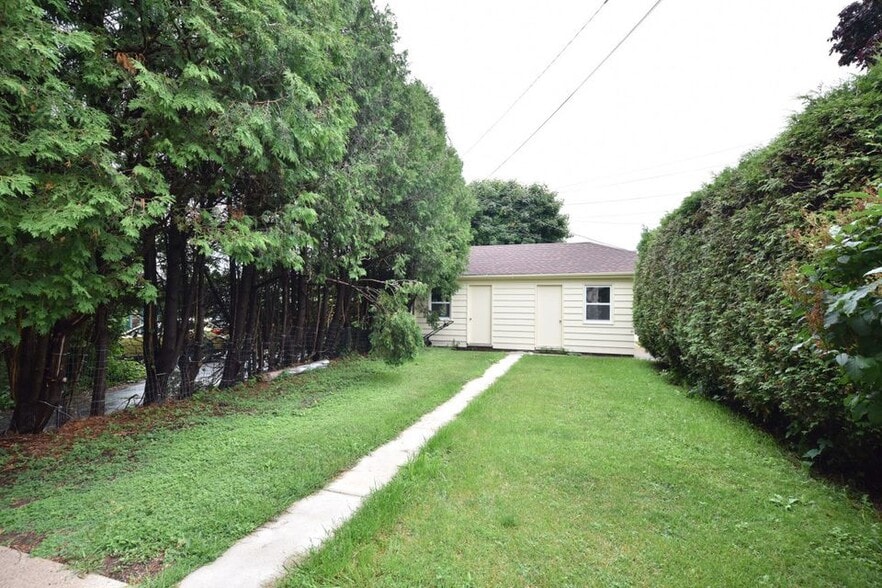 Building Photo - 610 N Wisconsin St