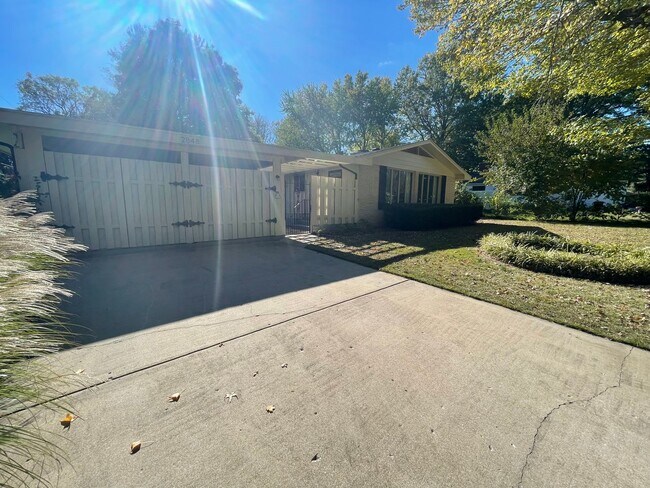 Building Photo - Beautiful 3 bedroom 2 bath home located in Southern Hills Subdivision