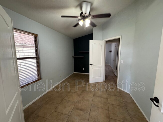 Building Photo - 15828 W Latham St