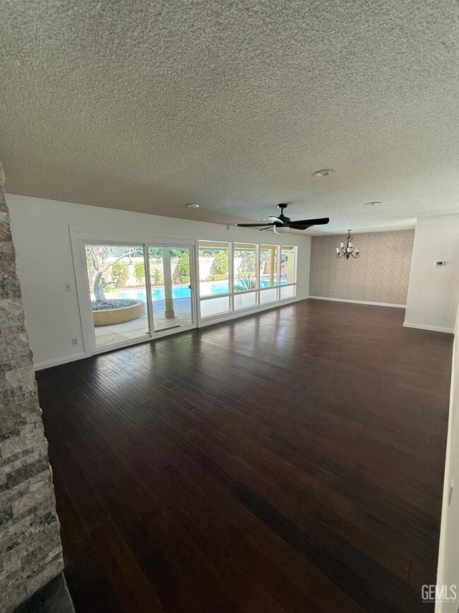 Building Photo - 400 Fairway Dr