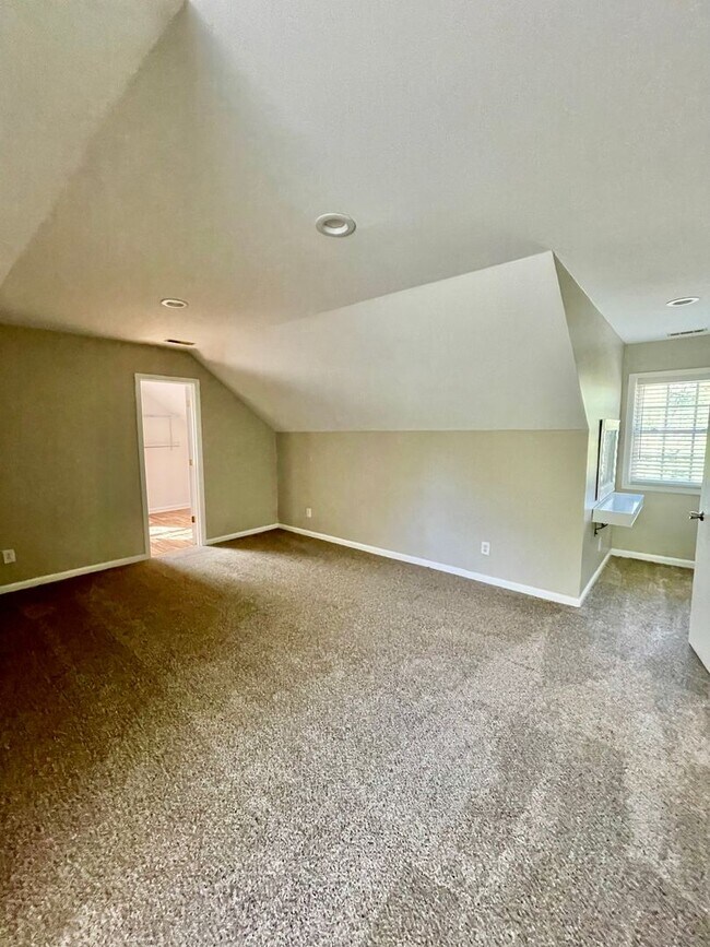 Building Photo - Welcome to view, a charming 4-bedroom, 2-bathroom home located in the heart of Charlotte, NC.