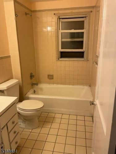 Building Photo - 570 N Maple Ave