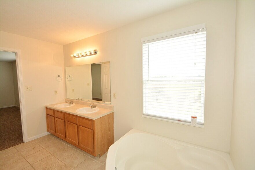 Building Photo - 453 Yorktown Ln