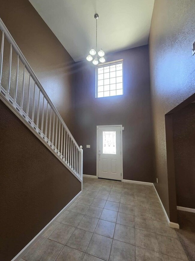 Building Photo - Beautiful Town House