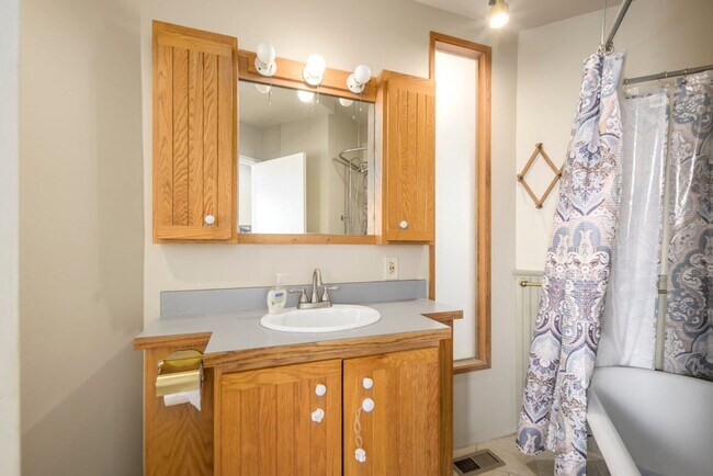 Building Photo - Gorgeous  Home In The Marmalade District O...