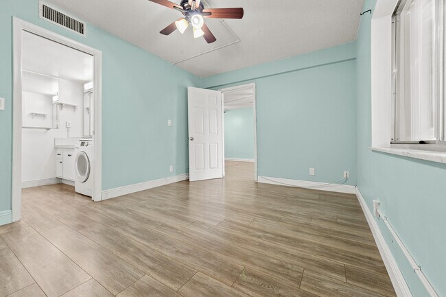 Building Photo - 2770 Garden Dr S