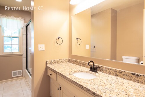 Building Photo - Beautifully updated split level with Finis...