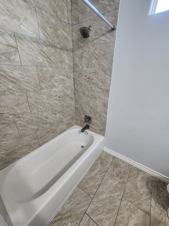 Building Photo - 3 bed 2 bath with 1 car garage