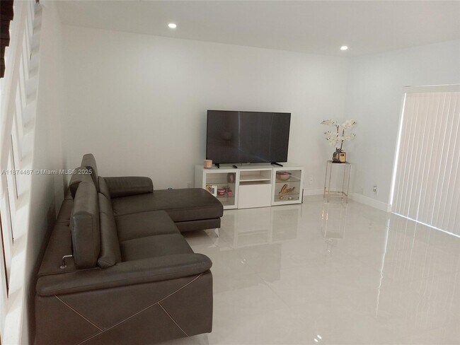 Building Photo - 8224 9th Ct