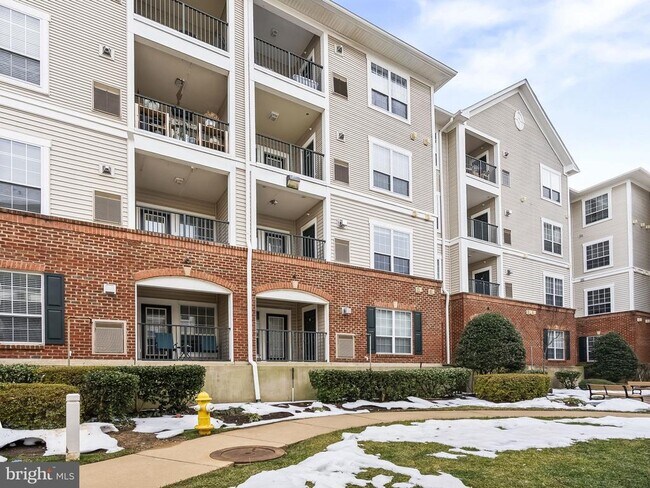 Building Photo - 4852 Eisenhower Ave