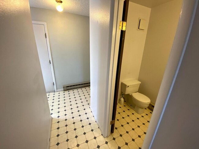 Building Photo - 3 Bedroom, 1.5 Bathroom Townhouse Next to High School and Middle School