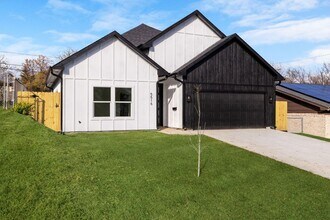 Building Photo - Practically New Craftsman Home in Central Ft Worth