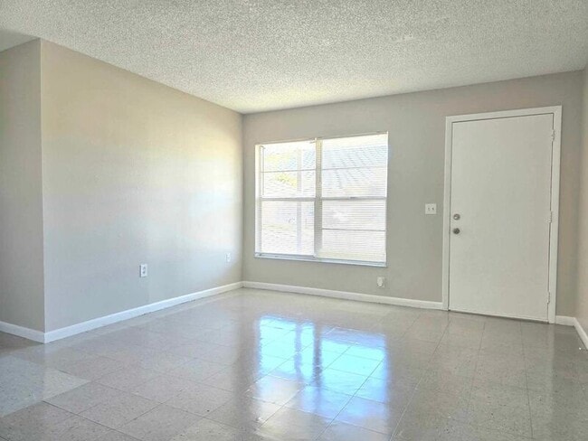 Building Photo - 603 E Garden St