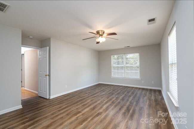 Building Photo - 604 Queenswater Ln