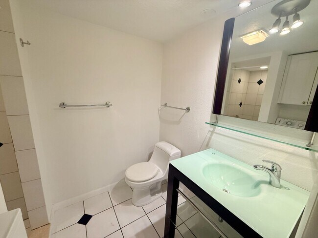 Building Photo - 2 bed 2 bath condo in Rosemary's District