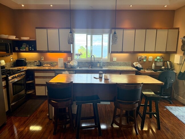 Building Photo - Piiholo Country Home