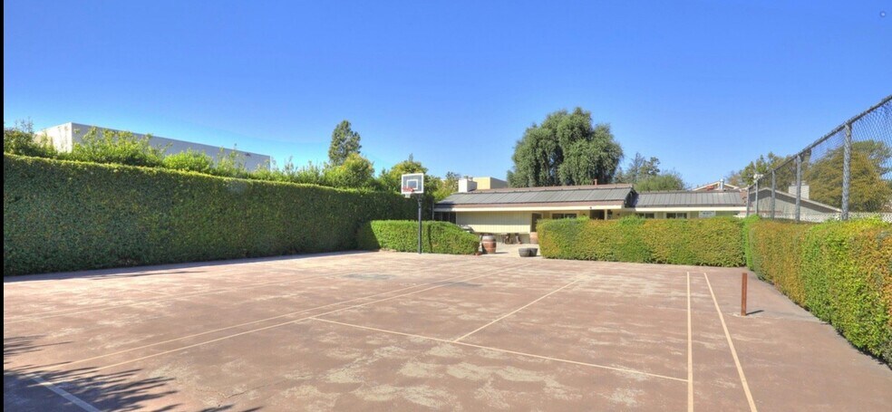Building Photo - 2063 Village Ln