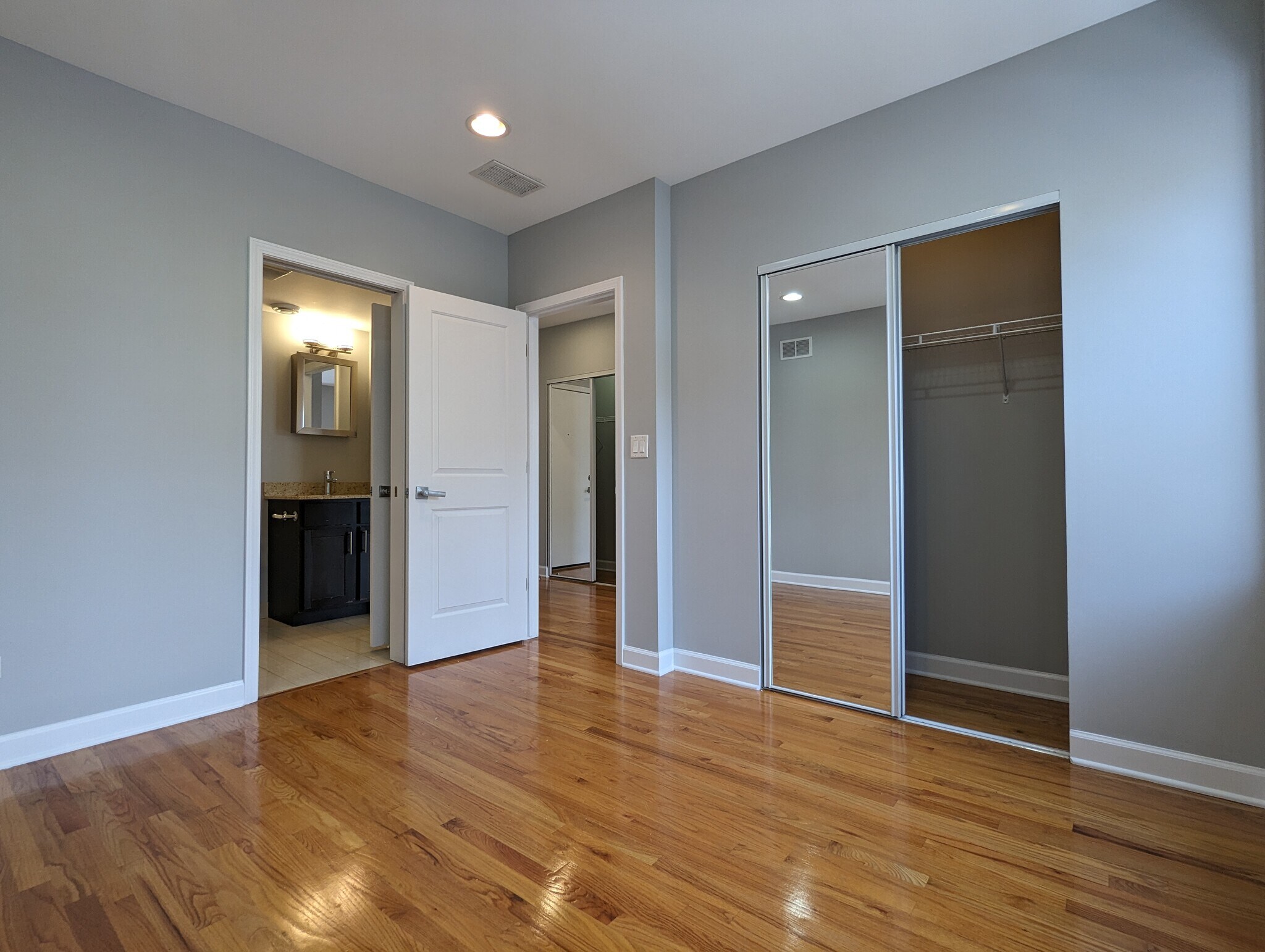 Building Photo - 4744 N Maplewood Ave