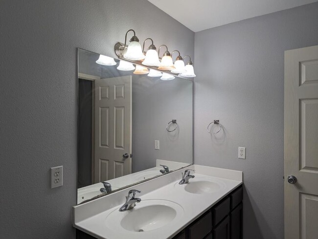 Double vanity bathroom - 3113 Obsidian