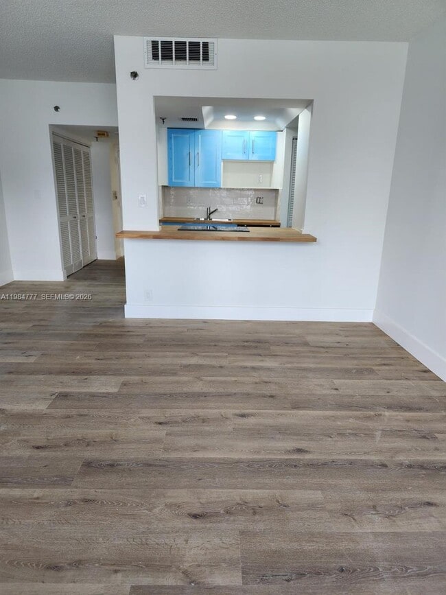 Building Photo - 520 Brickell Key Dr