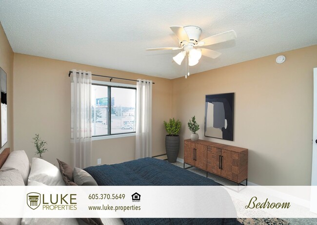 Building Photo - 405 S Sycamore Ave