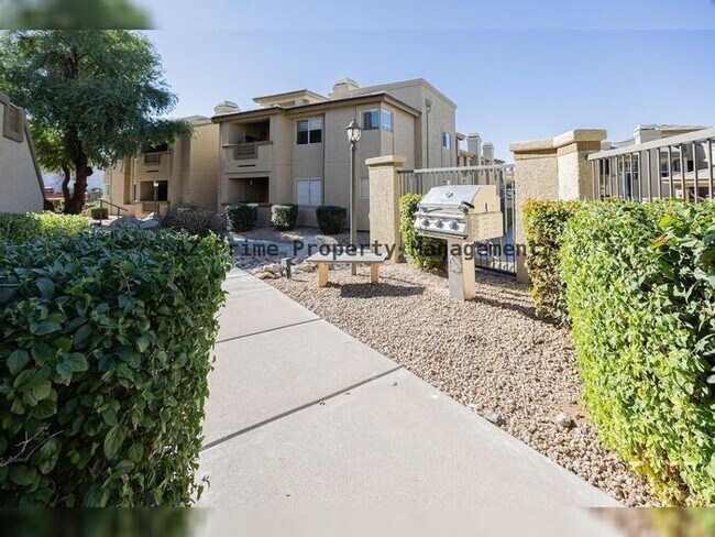 Building Photo - 1880 E Morten Ave