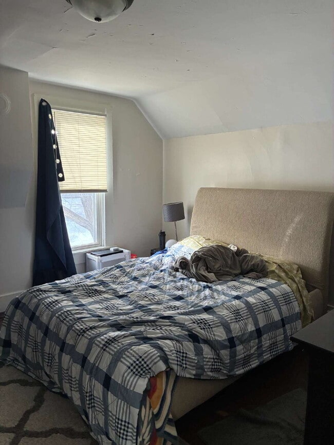 Building Photo - 4 bed 2 bath available June 1st