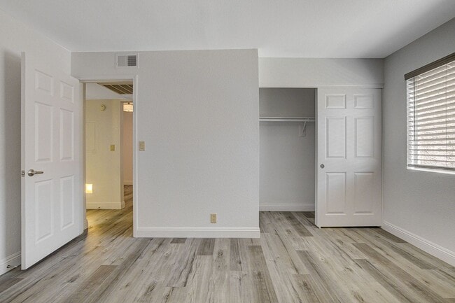 Building Photo - SINGLE BEDROOM CONDO IN GUARD GATED COMMUN...