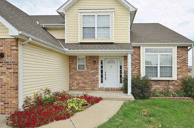 Building Photo - 4 Bedroom,2.5 Bath with 2-car garage Platt...
