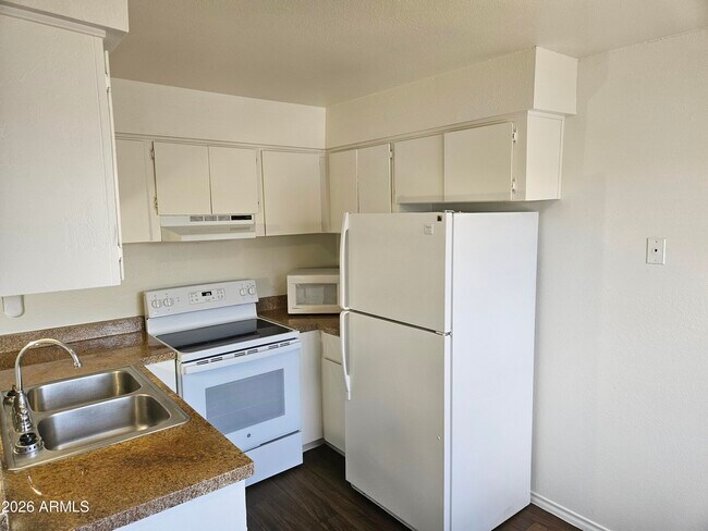 Building Photo - 1313 E Vista Ave