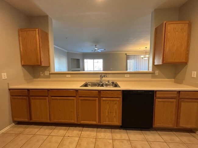 Building Photo - 955 E Knox Rd