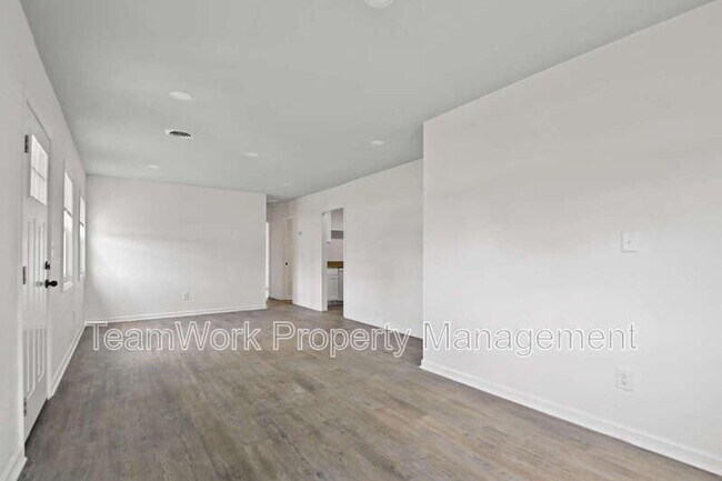 Building Photo - 3033 Azalea Dr