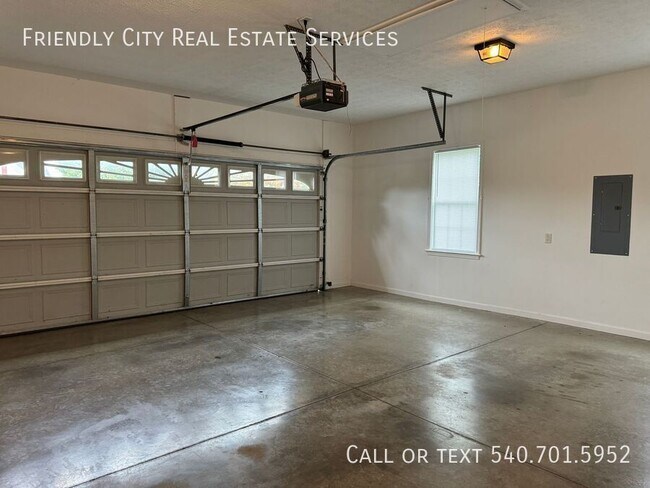 Building Photo - Beautiful Duplex at Spring Oaks