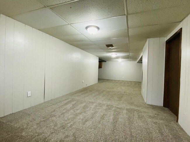 Building Photo - NEWLY REMODELED RANCH!! - 3 Bedroom, 1 Bath Home in Ankeny