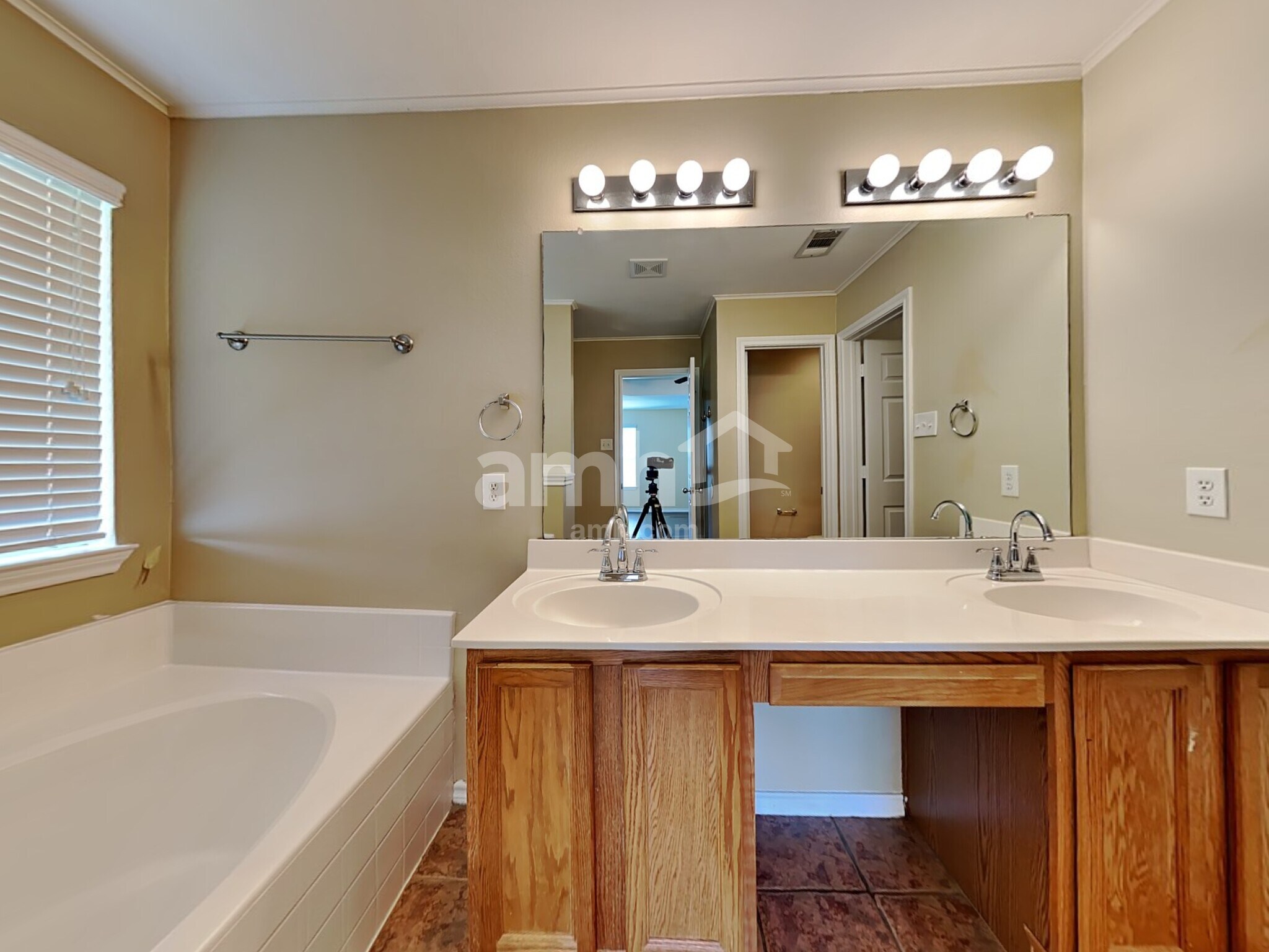 Building Photo - 5700 Creekway Dr