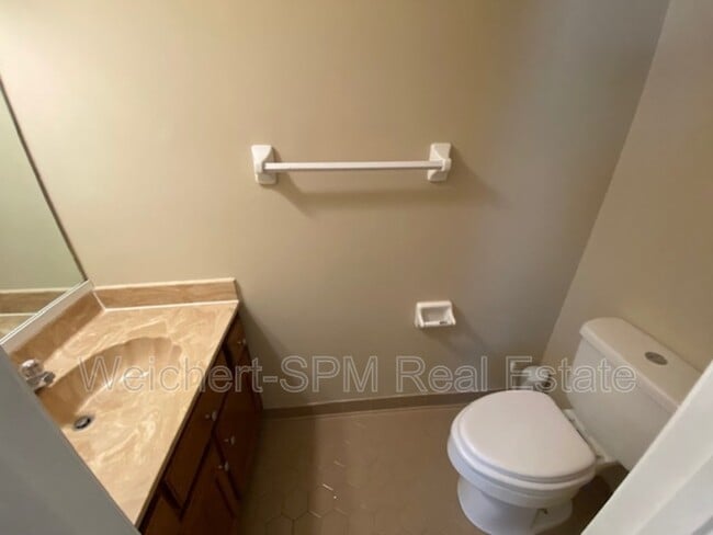 Building Photo - 2245 Easton Dr