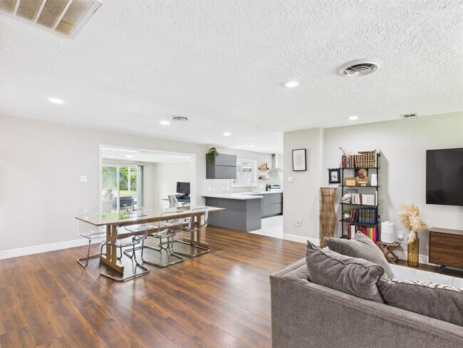 Building Photo - 9202 Bintliff Dr
