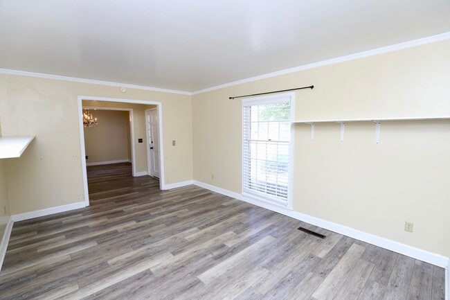 Building Photo - 549 Pringle Dr