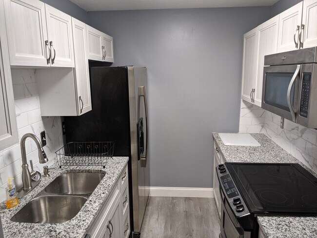 Building Photo - Ground Floor 2/2 in Pool Complex