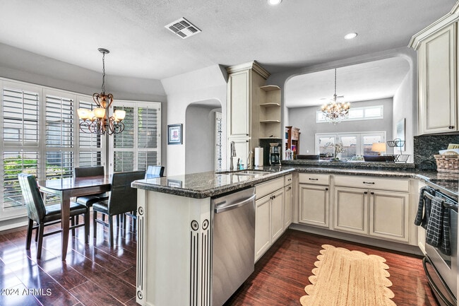 Building Photo - 8889 E Meadow Hill Dr