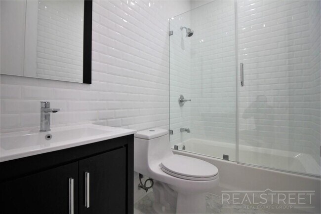 Building Photo - Brand NEW 4 Bed 1 Bath Floor-Thru Brownsto...