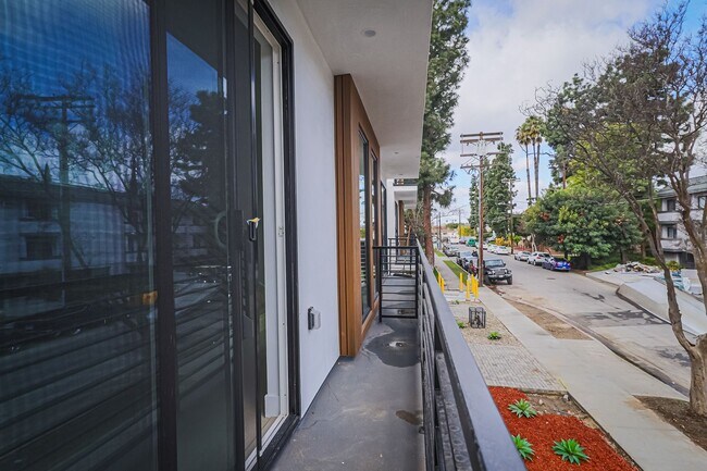 Building Photo - Modern 4 Bed / 3 Bath Townhome with Privat...