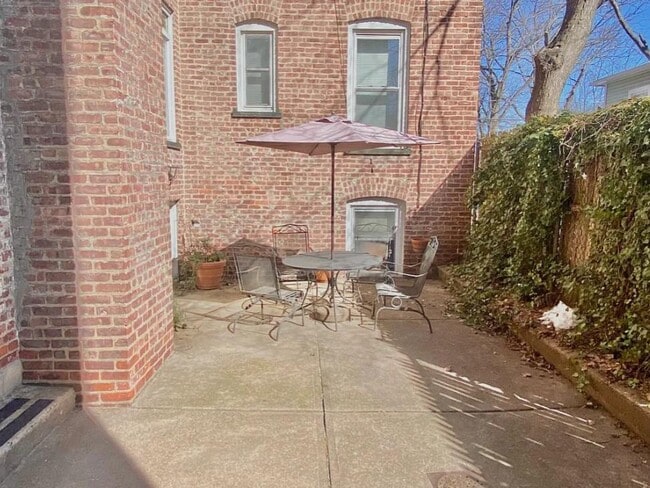 Building Photo - 122 W 39th St