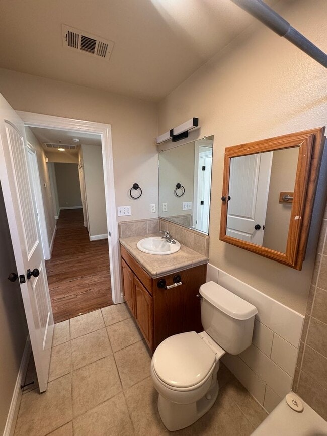 Building Photo - Charming 3 Bed/ 2 Bath Home. AVAILABLE NOW!!!!