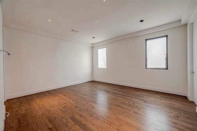 Building Photo - 2114 Potomac Dr