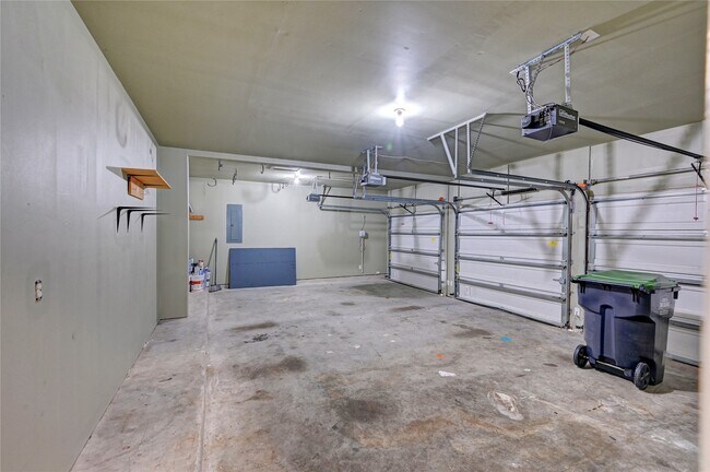 Building Photo - 2409 Shorebrook Dr