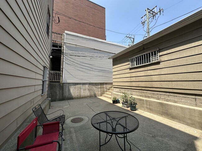 Building Photo - 1504 W Division St